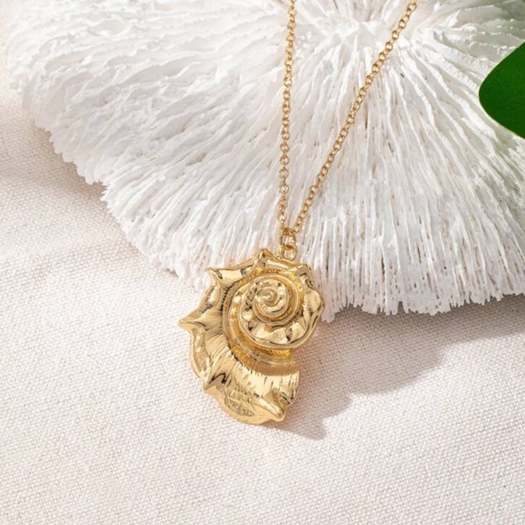 Golden Shell Necklace - Picture 5 of 7